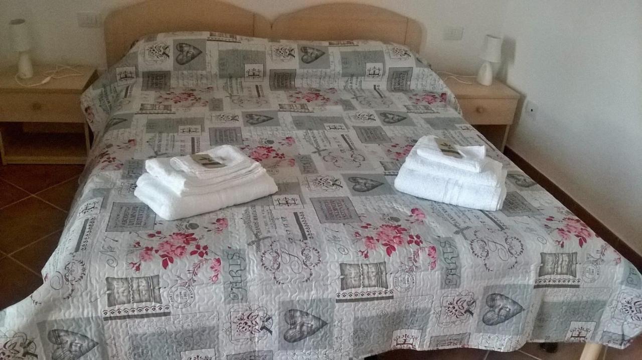Hotel Bena E Traes Laerru Eksteriør billede